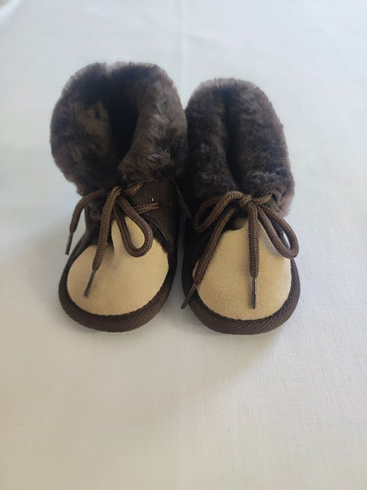 Babyschuhe Lammfell, Veloursleder, "Bambino" pflanzlich gegerbt braun - Schafland-Stock