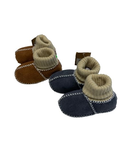 Babyschuhe - Lammfellschuhe - Schafland-Stock