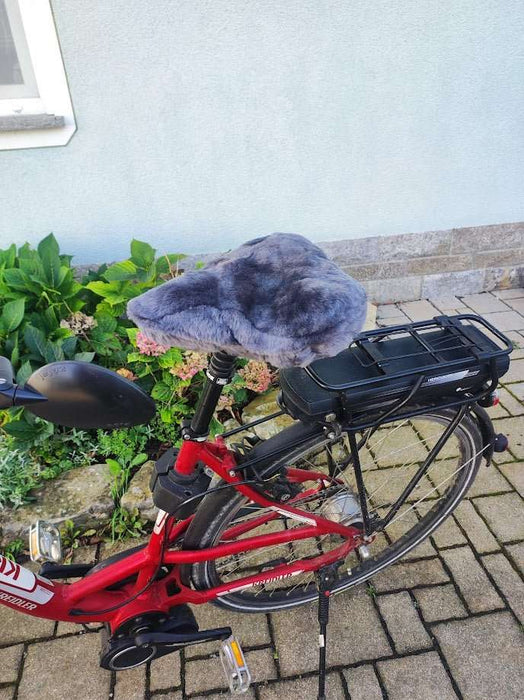 Lammfellbezug für Fahrrad im Überblick - Schafland-Stock