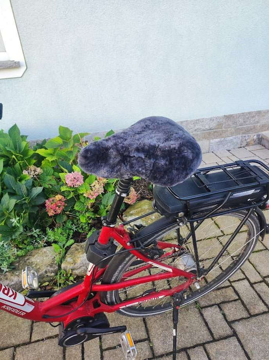 Lammfellbezug für Fahrrad im Überblick - Schafland-Stock